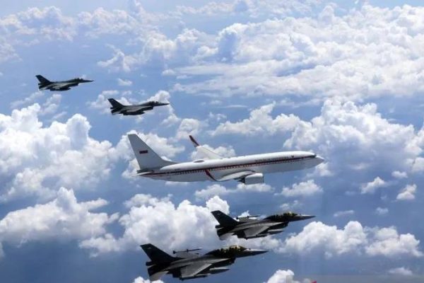 Empat pesawat tempur F-16 Fighting Falcon